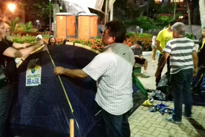 Manifestantes se concentram na orla de Maceió para protestar contra o governo (Foto: Guilherme Carvalho Filho/CadaMinuto)