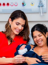 Marina Candia visita mães no Hospital da Cidade e entrega kits maternidade

