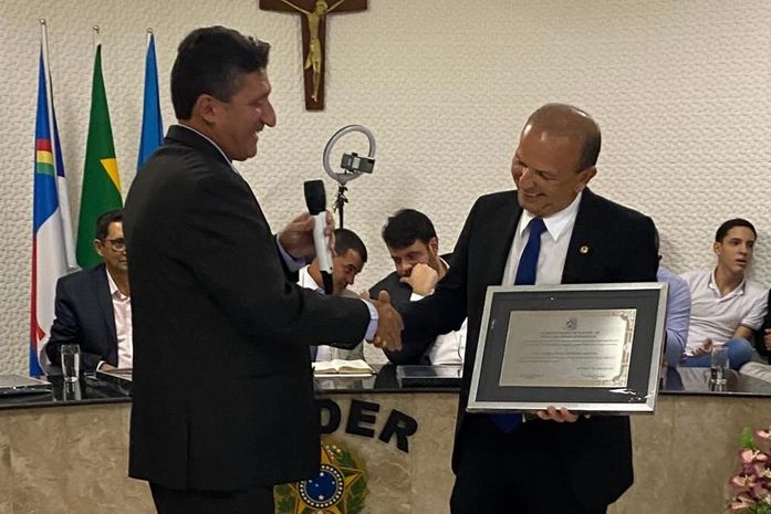 Vereador Odair Lucena entregando a honraria a Cavalcante