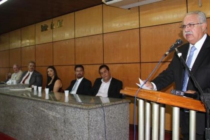 Teófilo pode desistir de lançar pré-candidatura do filho a ALE