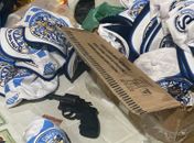 Homem é preso com arma e materiais de torcida organizada na parte alta de Maceió