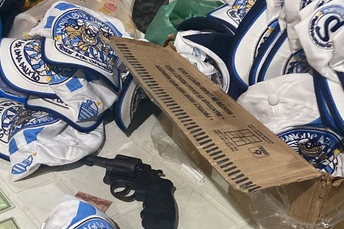 Homem é preso com arma e materiais de torcida organizada na parte alta de Maceió