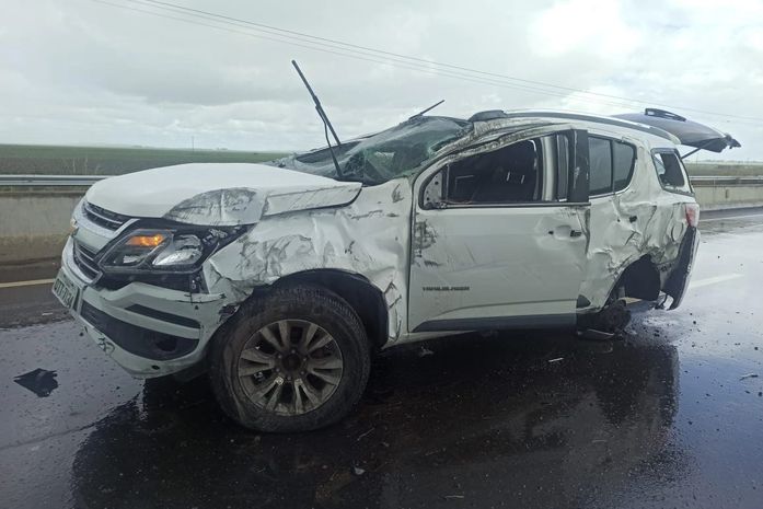 Vídeo: Motorista fica ferido após colidir com mureta e capotar, na AL-220