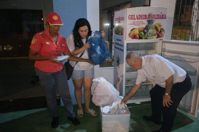 Alimentos foram levados para a Geladeira Solidária