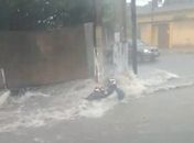 Motociclista é arrastada pela correnteza durante chuvas em Arapiraca.