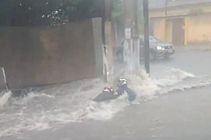 Motociclista é arrastada pela correnteza durante chuvas em Arapiraca.