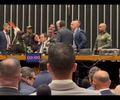 Deputado Glauber Braga ocupa mesa da Câmara; seguranças esvaziam plenário e TV Câmara desliga sinal