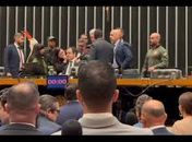 Deputado Glauber Braga ocupa mesa da Câmara; seguranças esvaziam plenário e TV Câmara desliga sinal