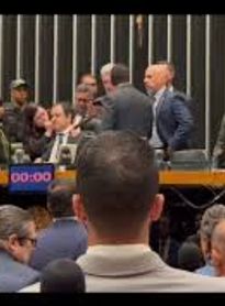 Deputado Glauber Braga ocupa mesa da Câmara; seguranças esvaziam plenário e TV Câmara desliga sinal