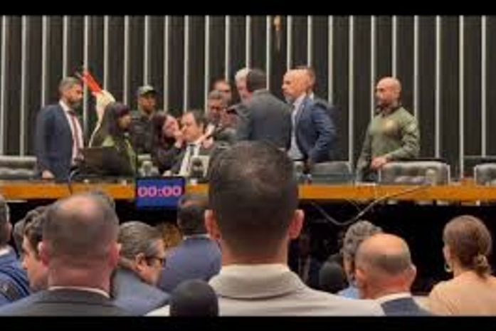 Deputado Glauber Braga ocupa mesa da Câmara; seguranças esvaziam plenário e TV Câmara desliga sinal
