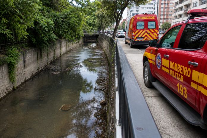 Homem é atacado por cachorro ao tentar resgatá-lo em córrego na Avenida Dona Constança, na Jatiúca