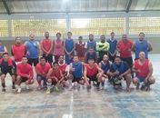 Ronildo (primeiro da foto de boné) entre a turma que trabalha ao longo desses últimos 17 anos