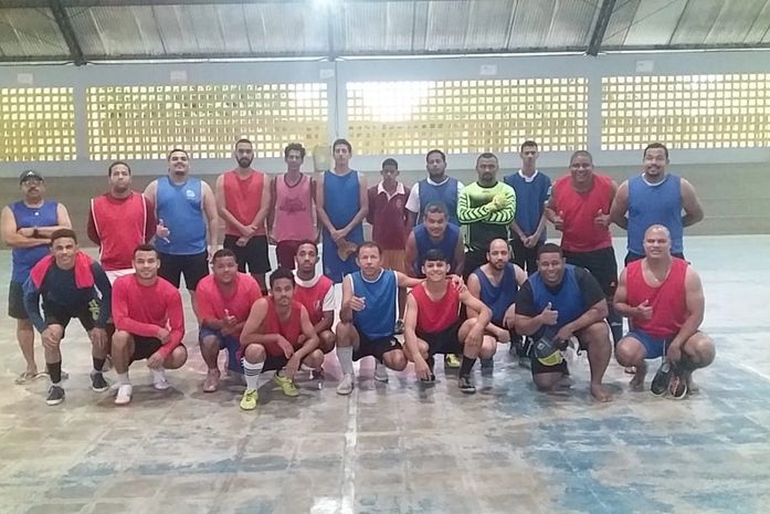 Ronildo (primeiro da foto de boné) entre a turma que trabalha ao longo desses últimos 17 anos