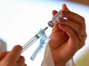 Vacina brasileira contra a covid-19 é aplicada pela primeira vez