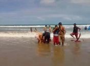 Bombeiros civis salvam família de afogamento na praia do Peba