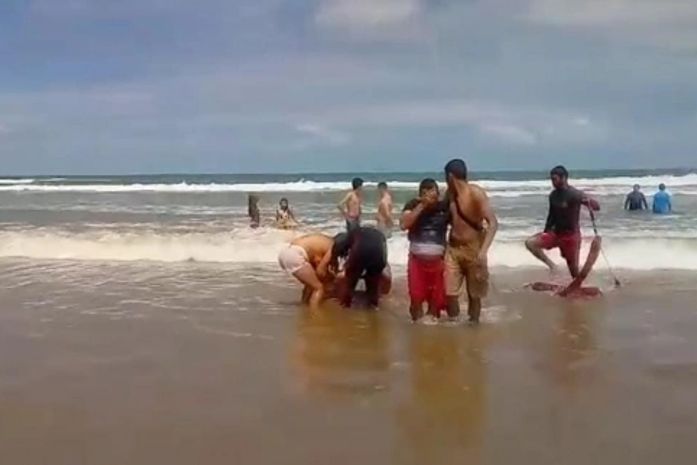 Bombeiros civis salvam família de afogamento na praia do Peba