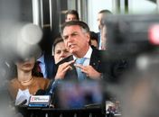 Bolsonaro quer um pix para pagar advogados e bancar a vadiagem do filho nos EUA