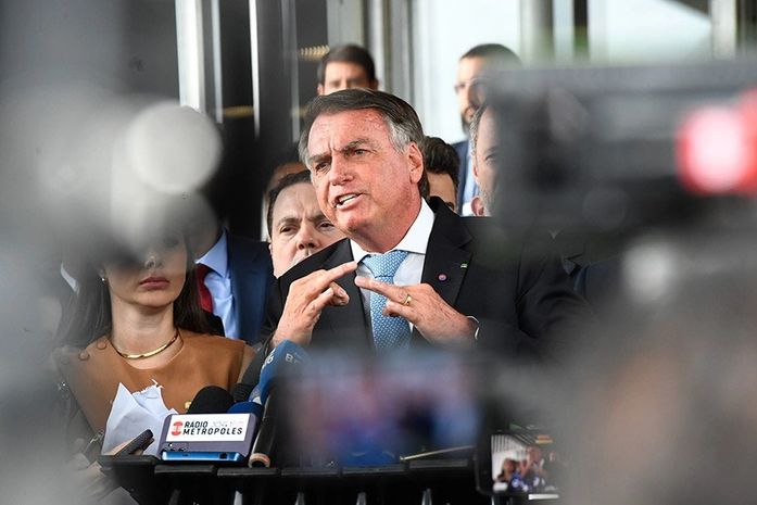 Bolsonaro quer um pix para pagar advogados e bancar a vadiagem do filho nos EUA