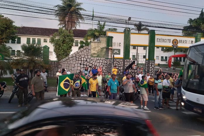 Manifestantes realizam protesto contra derrota de Bolsonaro na Av. Fernandes Lima
