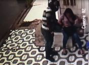 Vídeo mostra momento em que mulher entrega celular a assaltante.