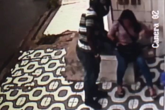 Vídeo mostra momento em que mulher entrega celular a assaltante.