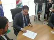 Governador Renan Filho durante assinatura de autorização de obras da maternidade
