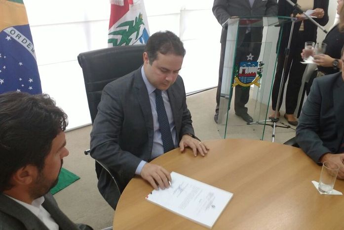Governador Renan Filho durante assinatura de autorização de obras da maternidade