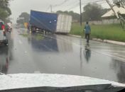 Baú de caminhão se soltou e interditou parte da via.