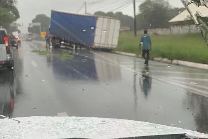 Baú de caminhão se soltou e interditou parte da via.