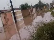 Rua do Bairro Nova Esperança em Arapiraca está inundada e moradores ficam isolados 