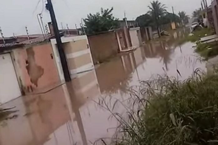 Rua do Bairro Nova Esperança em Arapiraca está inundada e moradores ficam isolados