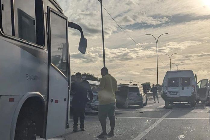 Engavetamento com seis veículos deixa feridos e complica trânsito na AL-101 Sul