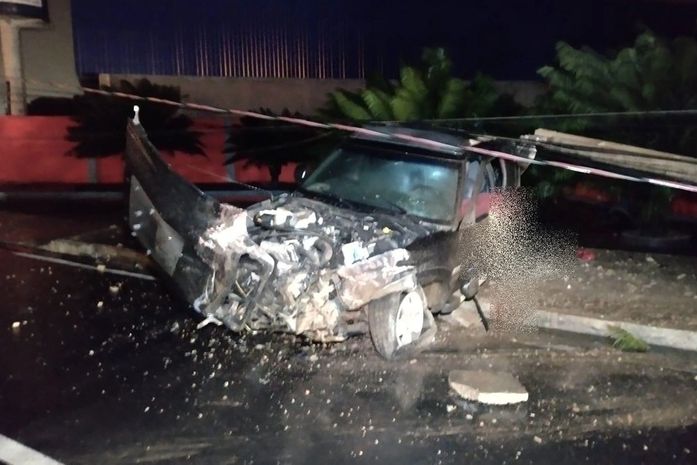 Ex-militar morre eletrocutado após perder controle de carro e derrubar poste em Arapiraca