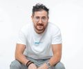 Transformando frustrações e dilemas em risadas, Afonso Padilha volta a Maceió com seu novo show