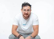 Transformando frustrações e dilemas em risadas, Afonso Padilha volta a Maceió com seu novo show