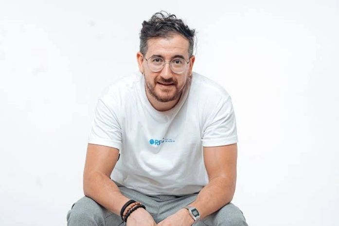 Transformando frustrações e dilemas em risadas, Afonso Padilha volta a Maceió com seu novo show