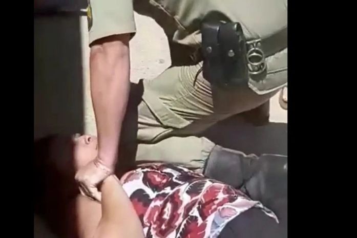 Se o casal que surtou, no Aeroporto Internacional de São Paulo, em Guarulhos, fosse preto, só sairia de lá , preso ou morto. Isso aqui, ô,ô!