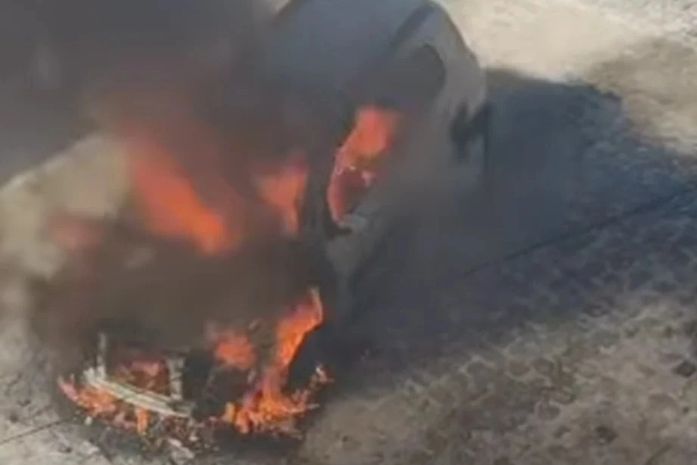 Carro pega fogo e mobiliza bombeiros na Antiga Rua da Feira, em Maragogi