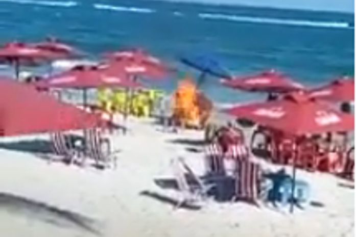 Vídeo: Carrinho de milho pega fogo e vendedor fica ferido na Praia do Francês