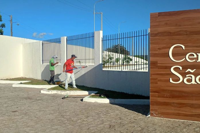 Prefeitura de Santana do Ipanema realiza manutenção dos cemitérios públicos para o Dia de Finados