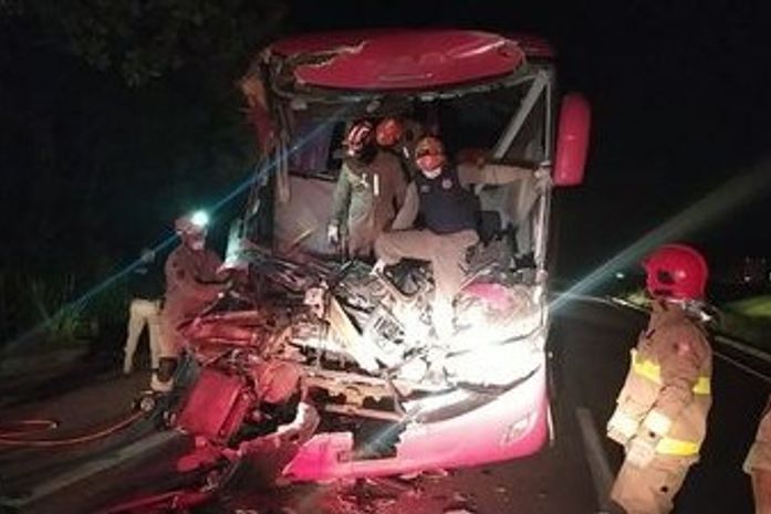 Colisão entre carreta e ônibus