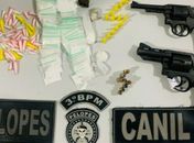 Cocaína e armas apreendidas no local.