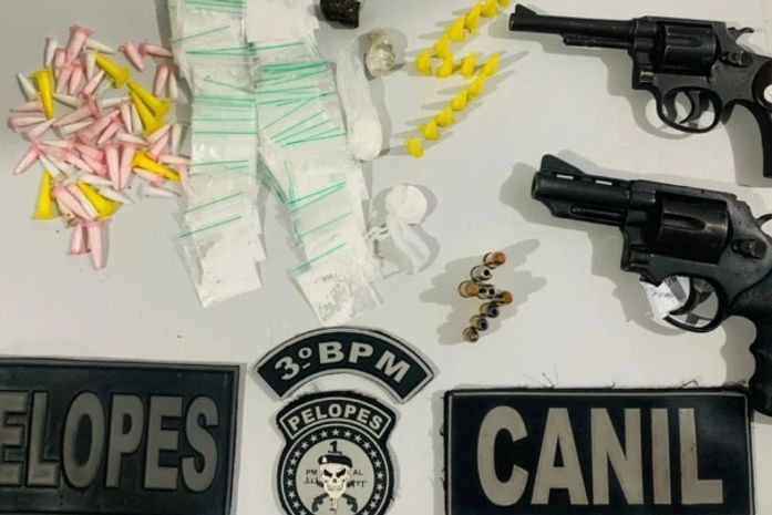 Cocaína e armas apreendidas no local.
