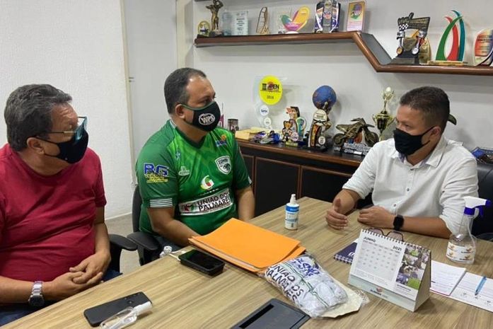 presidente do clube Luciano  Peixoto (camisa vermelha) Wellython Martins (centro) durante reunião com  o secretário de Esportes de Alagoas Charles Hebert, tido como parceiro desse projeto do Zumbi retornar ao Alagoano da Primeira Divisão
