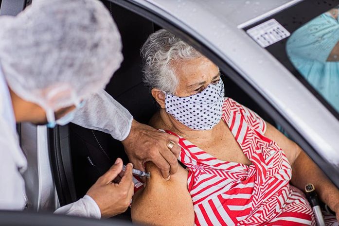 Arapiraca segue com vacinação contra Covid-19, no sistema Drive Thru