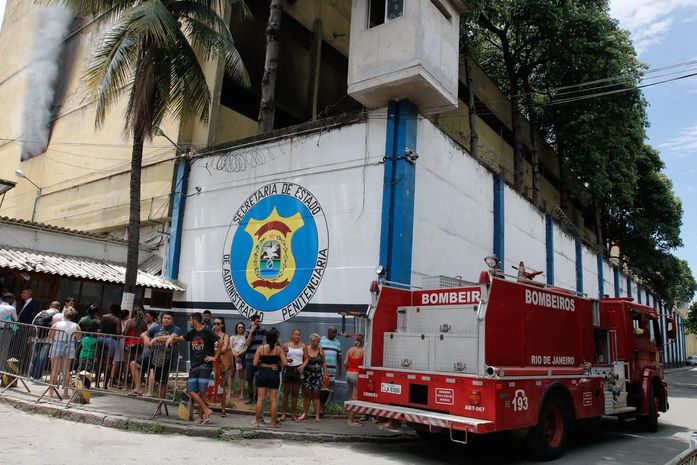 Bombeiros controlam incêndio em presídio no Rio