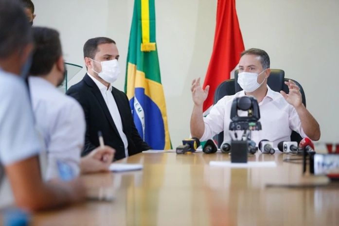 Governador Renan Filho e secretário da Saúde concederam entrevista coletiva nesta segunda (25) sobre as novas doses
