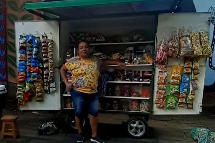 No Jardim do Baobá, em Recife, a árvore sagrada tem 350 anos, ou seja, três séculos e meio- conta a ambulante, Maria José 