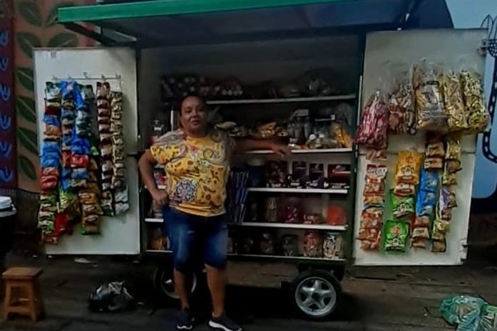 No Jardim do Baobá, em Recife, a árvore sagrada tem 350 anos, ou seja, três séculos e meio- conta a ambulante, Maria José