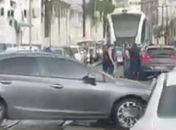 Condutor de VLT freia para evitar acidente após motorista invadir linha férrea no Centro de Maceió